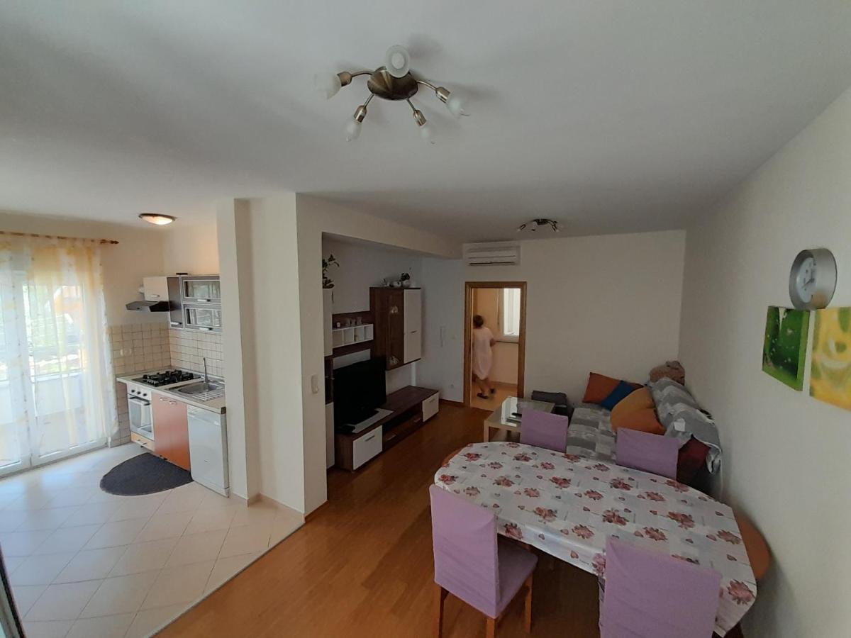 Apartma Lea *